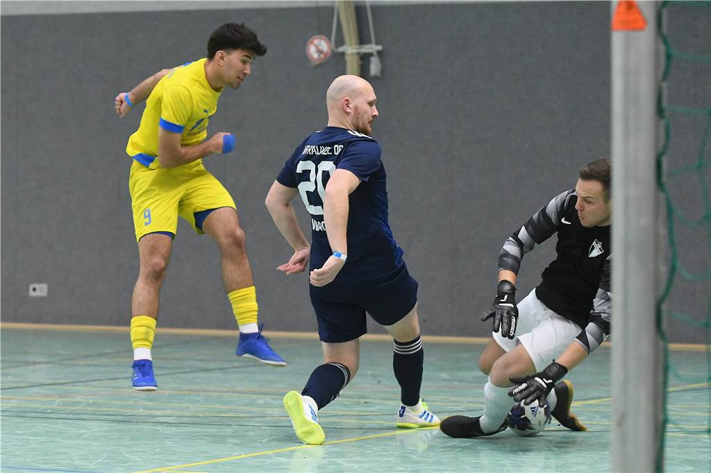 Bei der Hallenfußballstadtmeisterschaft 2024 in Castrop-Rauxel konnte sich der SV Wacker Obercastrop gegen den FC Castrop-Rauxel im Endspiel knapp mit 2:1 durchsetzen. Hier sind alle Bilder von der Vorrunde am Samstag (28. Dezember) bis zur Endrunde (29. Dezember) auf einen Blick.