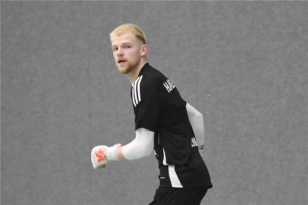 Bei der Hallenfußballstadtmeisterschaft 2024 in Castrop-Rauxel konnte sich der SV Wacker Obercastrop gegen den FC Castrop-Rauxel im Endspiel knapp mit 2:1 durchsetzen. Hier sind alle Bilder von der Vorrunde am Samstag (28. Dezember) bis zur Endrunde (29. Dezember) auf einen Blick.