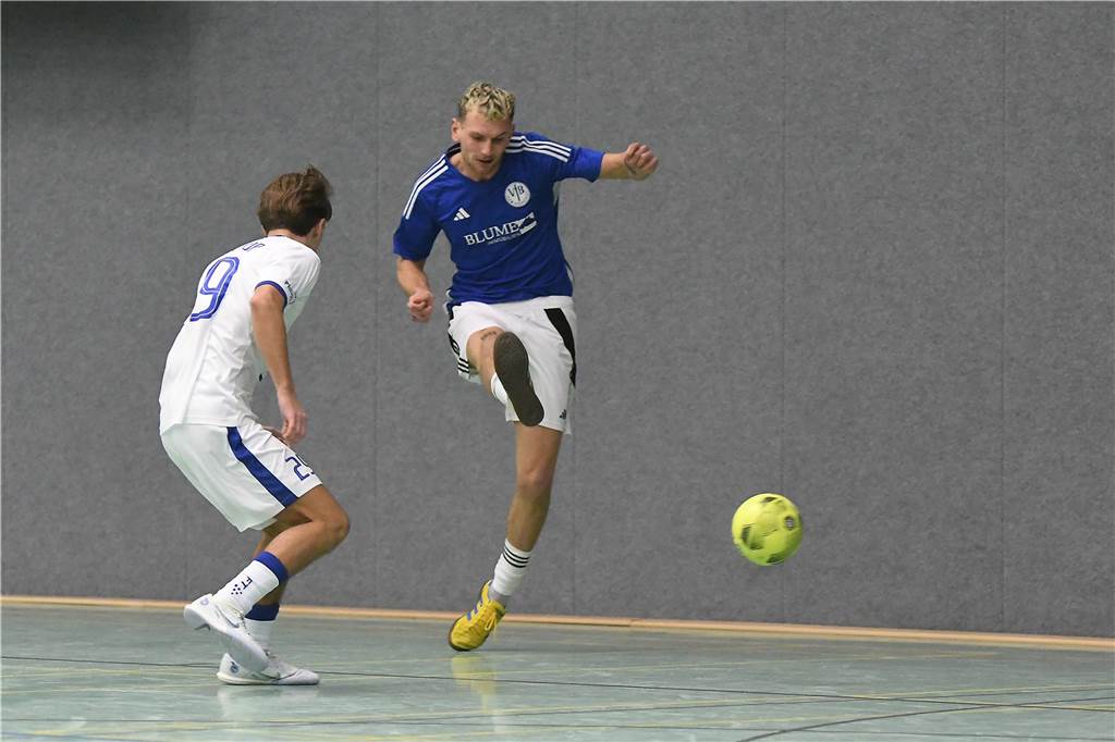 Bei der Hallenfußballstadtmeisterschaft 2024 in Castrop-Rauxel konnte sich der SV Wacker Obercastrop gegen den FC Castrop-Rauxel im Endspiel knapp mit 2:1 durchsetzen. Hier sind alle Bilder von der Vorrunde am Samstag (28. Dezember) bis zur Endrunde (29. Dezember) auf einen Blick.