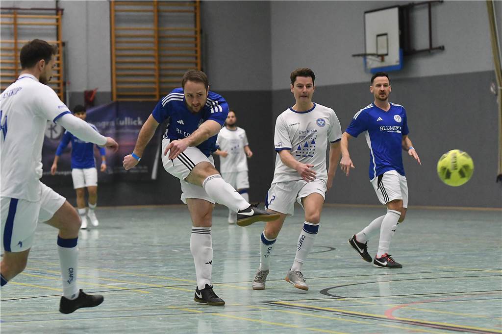 Bei der Hallenfußballstadtmeisterschaft 2024 in Castrop-Rauxel konnte sich der SV Wacker Obercastrop gegen den FC Castrop-Rauxel im Endspiel knapp mit 2:1 durchsetzen. Hier sind alle Bilder von der Vorrunde am Samstag (28. Dezember) bis zur Endrunde (29. Dezember) auf einen Blick.