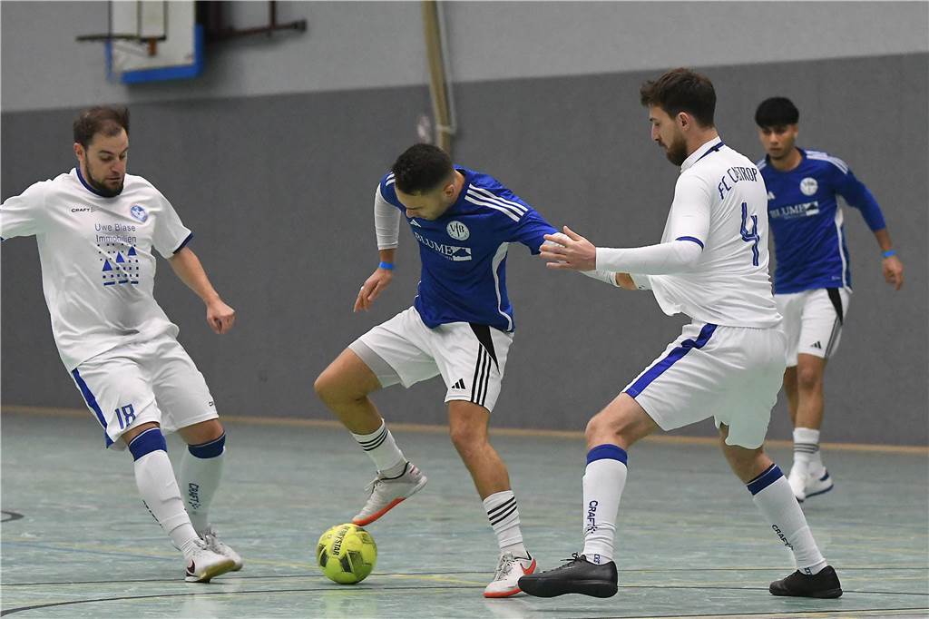 Bei der Hallenfußballstadtmeisterschaft 2024 in Castrop-Rauxel konnte sich der SV Wacker Obercastrop gegen den FC Castrop-Rauxel im Endspiel knapp mit 2:1 durchsetzen. Hier sind alle Bilder von der Vorrunde am Samstag (28. Dezember) bis zur Endrunde (29. Dezember) auf einen Blick.