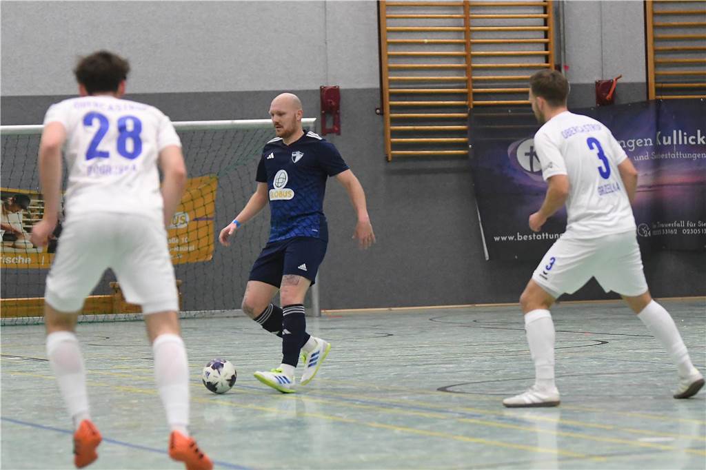 Bei der Hallenfußballstadtmeisterschaft 2024 in Castrop-Rauxel konnte sich der SV Wacker Obercastrop gegen den FC Castrop-Rauxel im Endspiel knapp mit 2:1 durchsetzen. Hier sind alle Bilder von der Vorrunde am Samstag (28. Dezember) bis zur Endrunde (29. Dezember) auf einen Blick.