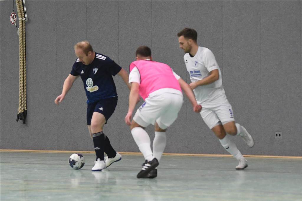 Bei der Hallenfußballstadtmeisterschaft 2024 in Castrop-Rauxel konnte sich der SV Wacker Obercastrop gegen den FC Castrop-Rauxel im Endspiel knapp mit 2:1 durchsetzen. Hier sind alle Bilder von der Vorrunde am Samstag (28. Dezember) bis zur Endrunde (29. Dezember) auf einen Blick.