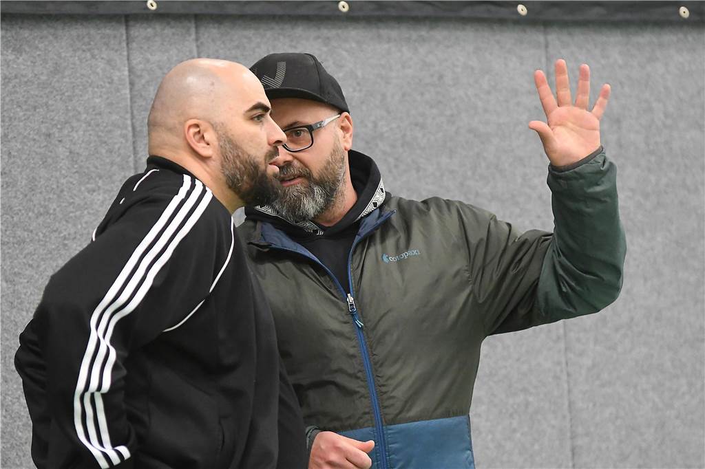 Bei der Hallenfußballstadtmeisterschaft 2024 in Castrop-Rauxel konnte sich der SV Wacker Obercastrop gegen den FC Castrop-Rauxel im Endspiel knapp mit 2:1 durchsetzen. Hier sind alle Bilder von der Vorrunde am Samstag (28. Dezember) bis zur Endrunde (29. Dezember) auf einen Blick.