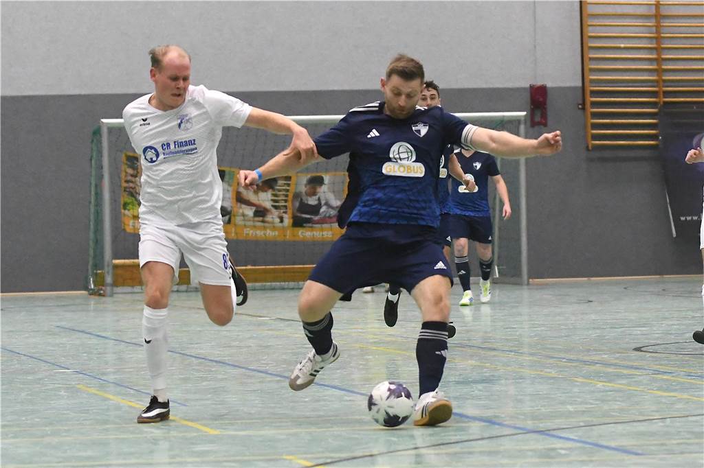 Bei der Hallenfußballstadtmeisterschaft 2024 in Castrop-Rauxel konnte sich der SV Wacker Obercastrop gegen den FC Castrop-Rauxel im Endspiel knapp mit 2:1 durchsetzen. Hier sind alle Bilder von der Vorrunde am Samstag (28. Dezember) bis zur Endrunde (29. Dezember) auf einen Blick.