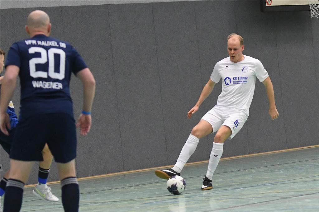 Bei der Hallenfußballstadtmeisterschaft 2024 in Castrop-Rauxel konnte sich der SV Wacker Obercastrop gegen den FC Castrop-Rauxel im Endspiel knapp mit 2:1 durchsetzen. Hier sind alle Bilder von der Vorrunde am Samstag (28. Dezember) bis zur Endrunde (29. Dezember) auf einen Blick.