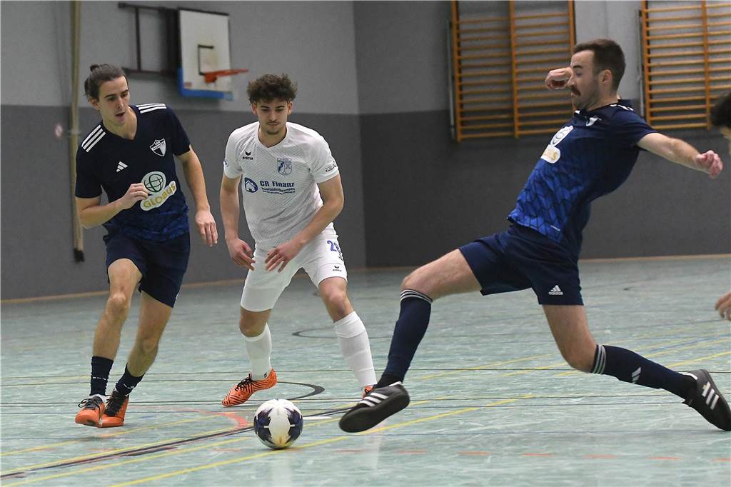 Bei der Hallenfußballstadtmeisterschaft 2024 in Castrop-Rauxel konnte sich der SV Wacker Obercastrop gegen den FC Castrop-Rauxel im Endspiel knapp mit 2:1 durchsetzen. Hier sind alle Bilder von der Vorrunde am Samstag (28. Dezember) bis zur Endrunde (29. Dezember) auf einen Blick.