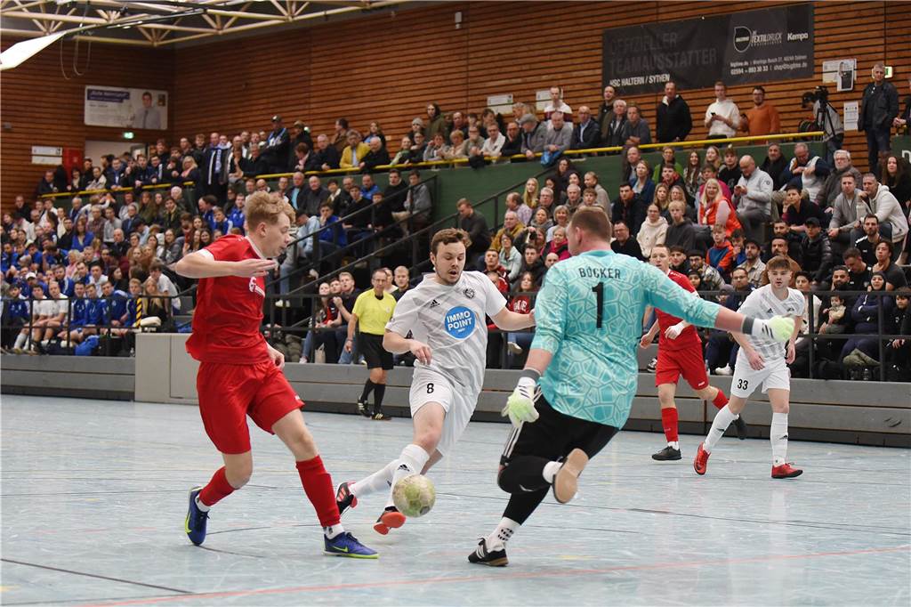 Bei der Halterner Hallenfußball-Stadtmeisterschaft 2023 war wieder viel los. Wir haben natürlich wieder mal zahlreiche Bilder vom Budenzauber mitgebracht.