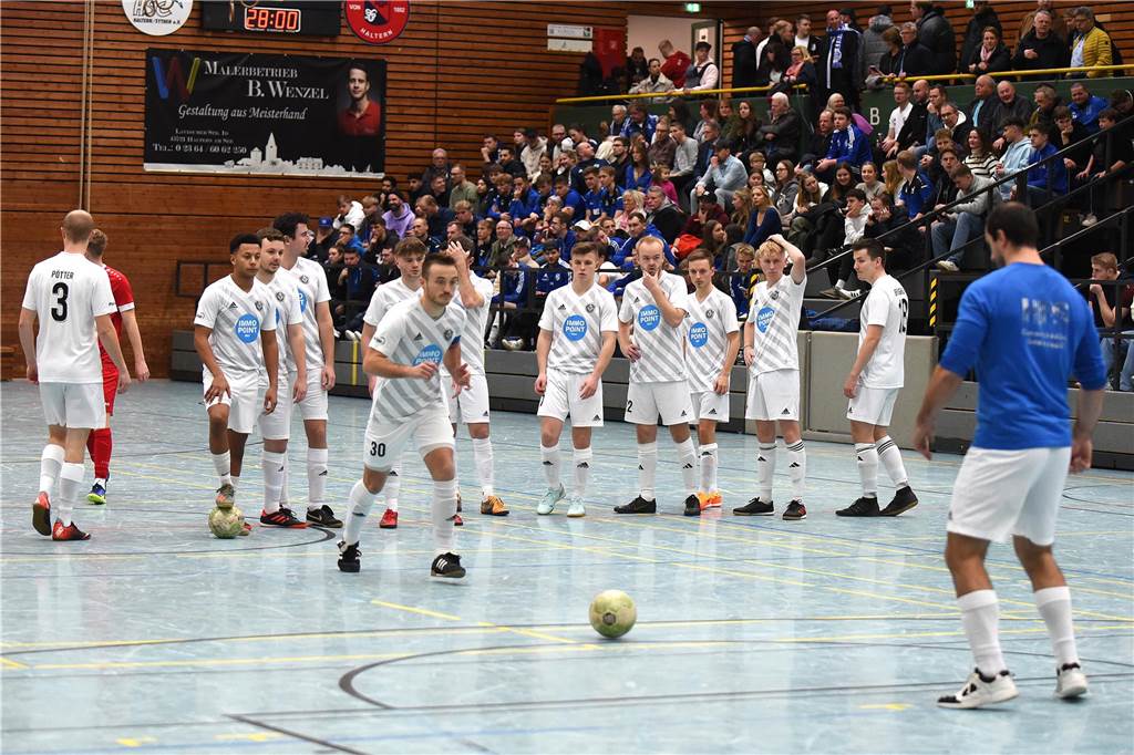 Bei der Halterner Hallenfußball-Stadtmeisterschaft 2023 war wieder viel los. Wir haben natürlich wieder mal zahlreiche Bilder vom Budenzauber mitgebracht.