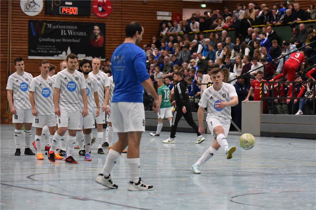 Bei der Halterner Hallenfußball-Stadtmeisterschaft 2023 war wieder viel los. Wir haben natürlich wieder mal zahlreiche Bilder vom Budenzauber mitgebracht.