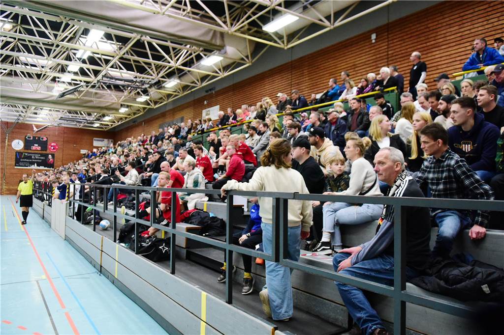 Bei der Halterner Hallenfußball-Stadtmeisterschaft 2023 war wieder viel los. Wir haben natürlich wieder mal zahlreiche Bilder vom Budenzauber mitgebracht.
