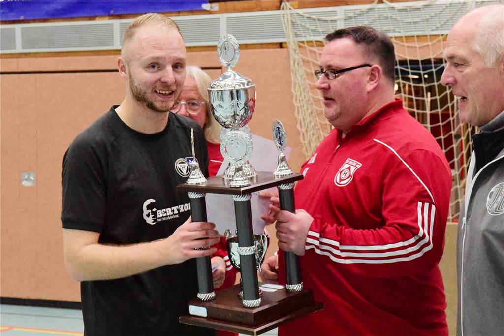 Bei der Halterner Hallenfußball-Stadtmeisterschaft 2023 war wieder viel los. Wir haben natürlich wieder mal zahlreiche Bilder vom Budenzauber mitgebracht.