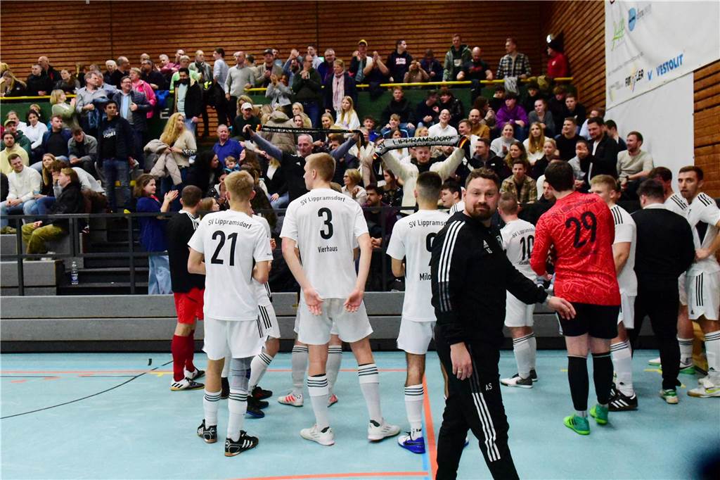 Bei der Halterner Hallenfußball-Stadtmeisterschaft 2023 war wieder viel los. Wir haben natürlich wieder mal zahlreiche Bilder vom Budenzauber mitgebracht.