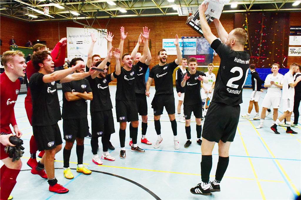 Bei der Halterner Hallenfußball-Stadtmeisterschaft 2023 war wieder viel los. Wir haben natürlich wieder mal zahlreiche Bilder vom Budenzauber mitgebracht.