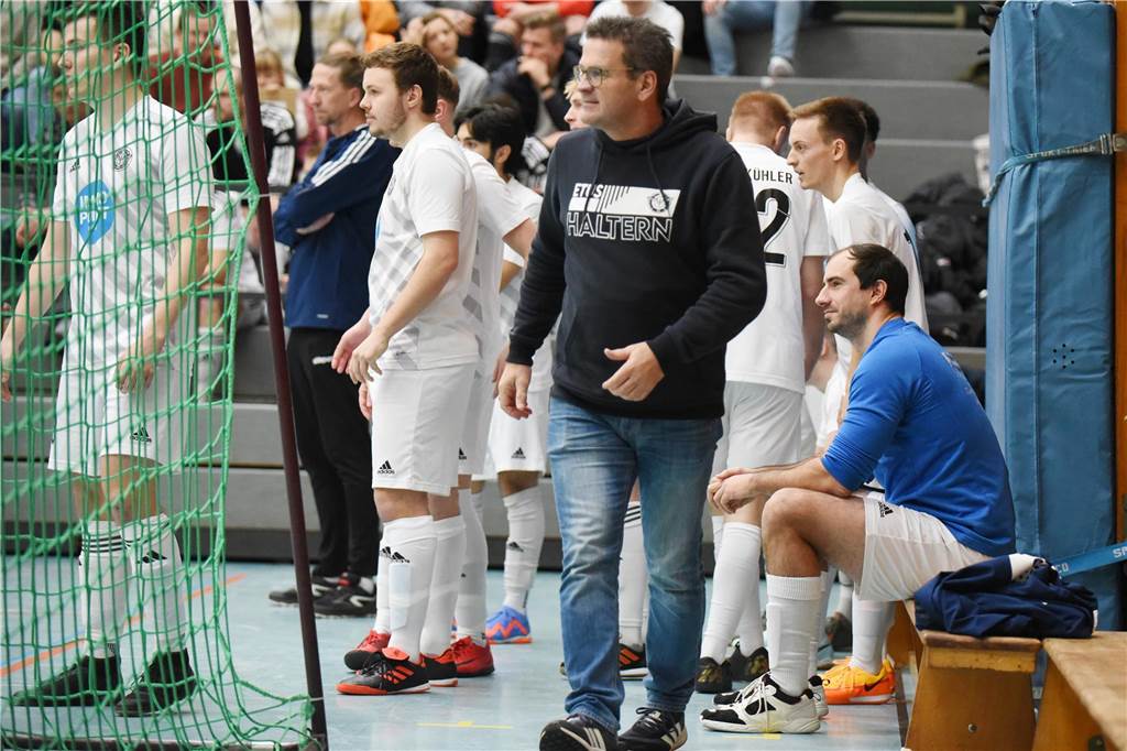 Bei der Halterner Hallenfußball-Stadtmeisterschaft 2023 war wieder viel los. Wir haben natürlich wieder mal zahlreiche Bilder vom Budenzauber mitgebracht.