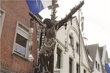 Bei der Halterner Kreuztracht werden Votivgaben mit dem Gabelkreuz durch die Stadt getragen.