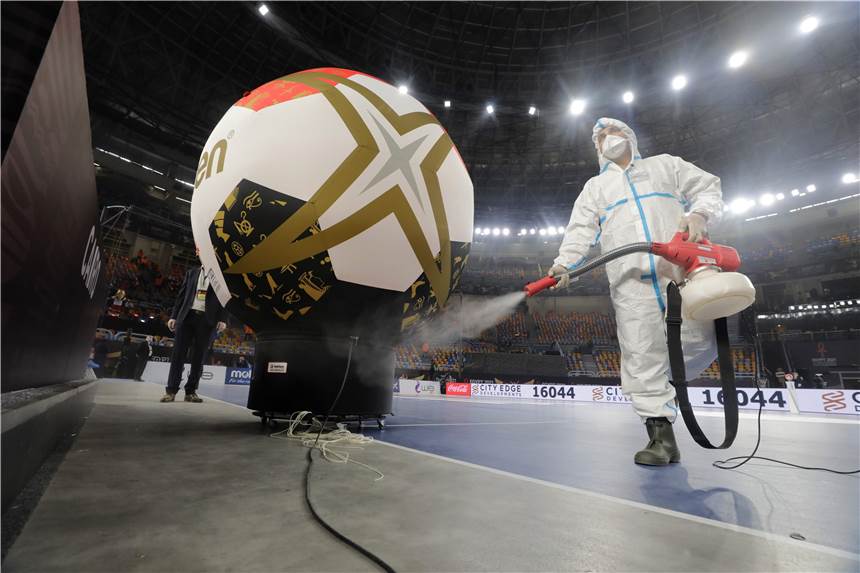 Bei der Handball-WM wurde vor dem Auftaktspiel in Kairo zwischen Gastgeber Ägypten und Chile das Spielfeld desinfiziert.