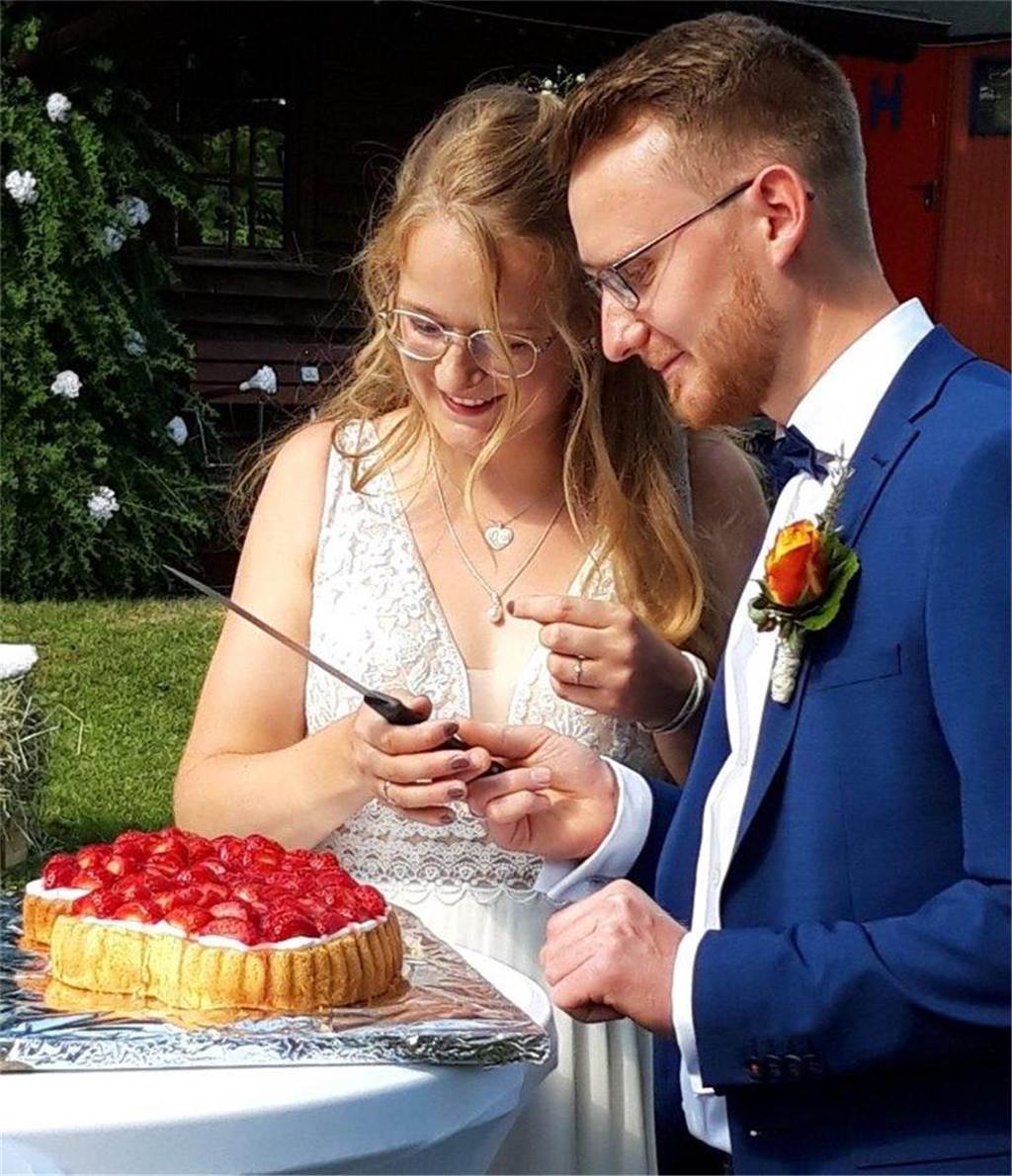 Hochzeit im Herzen von Dorsten: Paula und Benedikt gaben sich Ja-Wort Bei der Hochzeit hinterher wurde noch lange gefeiert und der selbstgebackene Kuchen der Familien angeschnitten.