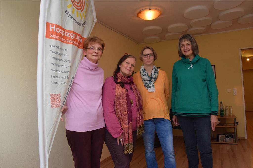 „Erinnerungen kommen immer wieder hoch“: Wie geht man an Weihnachten mit Trauer um? Bei der Hospizgruppe Selm-Olfen-Nordkirchen helfen (v.l.) Marion Koch-Gersdorf, Ellen Kaiser-Tinu, Bianca Krumminga und Lioba Grove Betroffenen bei der Trauerverarbeitung.