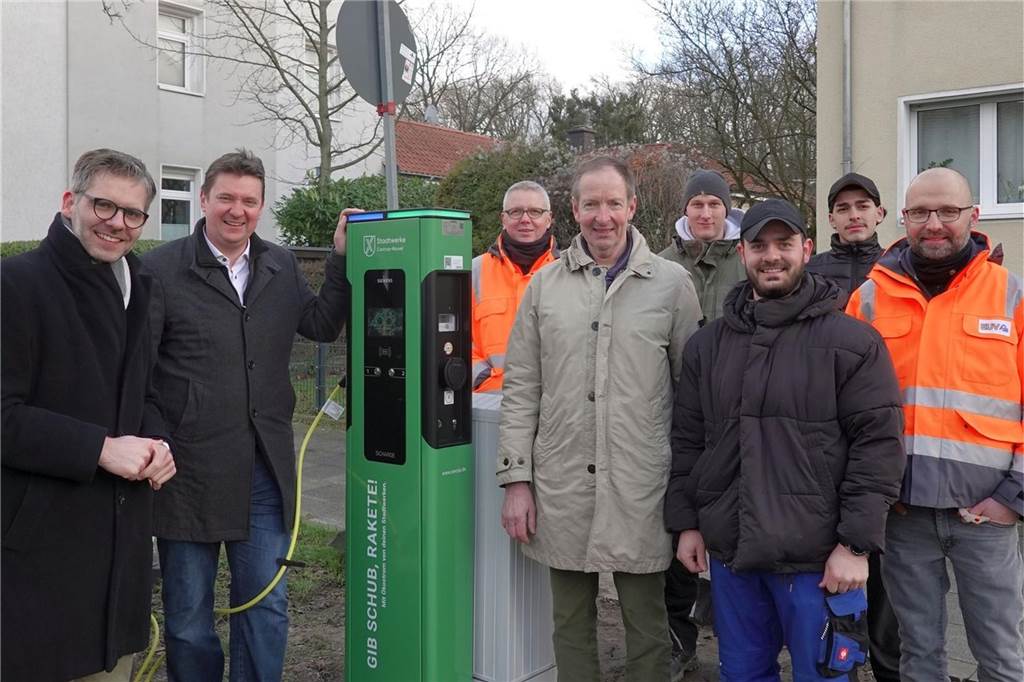 Eigenkapitalerhöhung für Stadtwerke: Was steckt hinter den 3,1 Millionen Euro? Bei der Inbetriebnahme der ersten von 100 grünen Ladesäulen in Dorf Rauxel im Frühjahr 2023: Inzwischen stehen über 80 dieser Säulen im Stadtgebiet.
