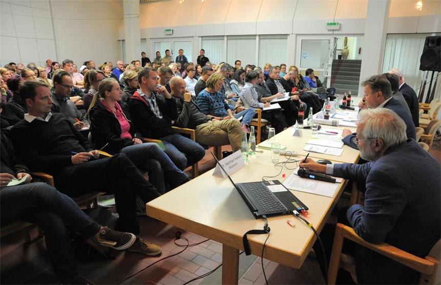 Stadt und Eltern diskutieren hitzig über ASS-Umzug Bei der Infoveranstaltung der Stadt zum geplanten Umzug der Albert-Schweitzer-Schule an den Stadtpark blieben viele Fragen offen.