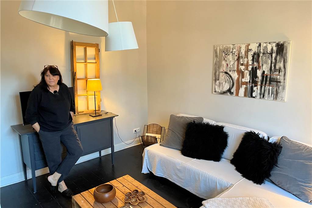 Designerin Patricia Brügger zeigt ihre 110 Jahre alte Backsteinvilla Bei der Inneneinrichtung der Räume spielte Patricia Brügger mit dem Kontrast aus hellen und dunklen Farben.