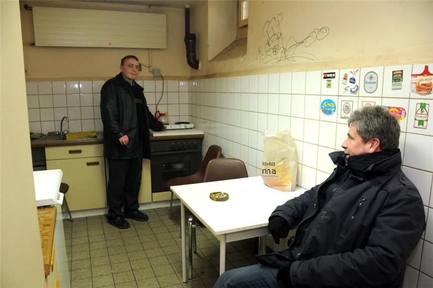 Obdachlose können sich im Rathauskeller aufwärmen Bei der Kälte kann sich die so genannte Stadtparkszene im Rathauskeller treffen. Streetworker Rüdiger Rychlik (vorn) freut sich, dass man dort auch heißen Tee oder eine warme Suppe zubereiten kann.