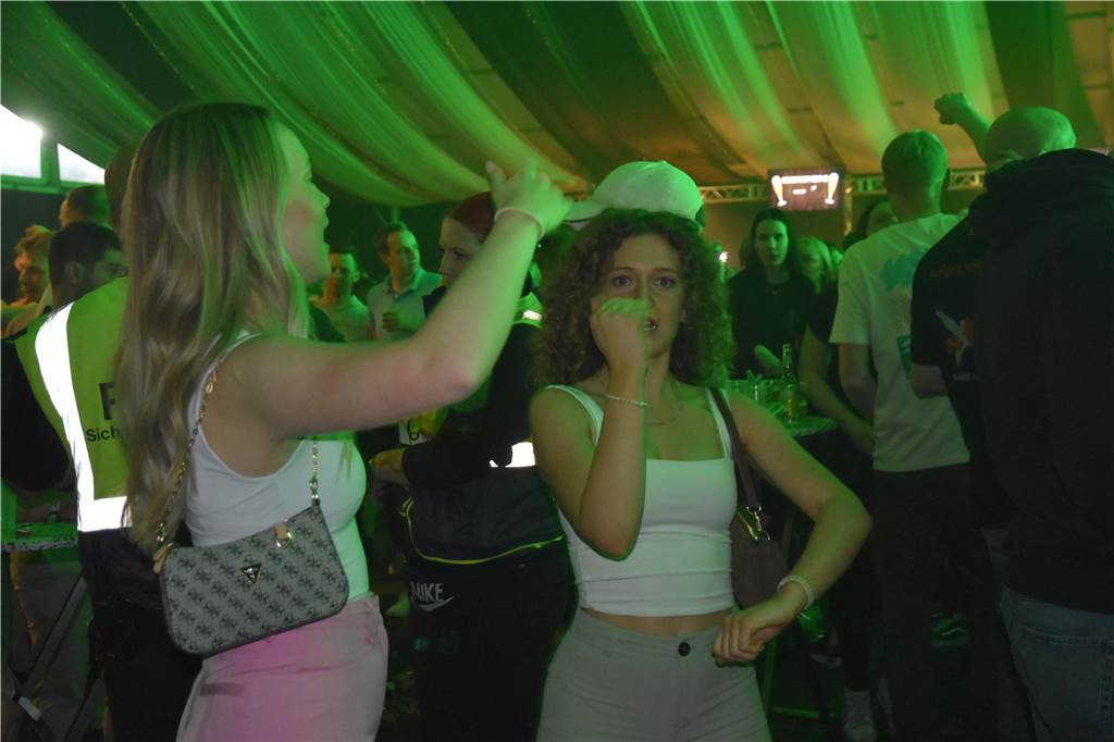 Bei der Karpaten Festival Nacht (26.04) zwischen Alstätte und Ottenstein blieb keine Tanzfläche leer. Der Hauptact des Abends, DJ Duo HBZ, brachte die Menge in der Live-Area zum Beben.