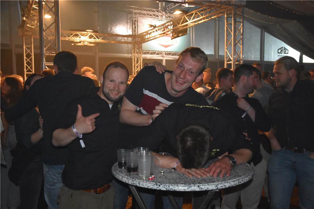 Bei der Karpaten Festival Nacht (26.04) zwischen Alstätte und Ottenstein blieb keine Tanzfläche leer. Der Hauptact des Abends, DJ Duo HBZ, brachte die Menge in der Live-Area zum Beben.