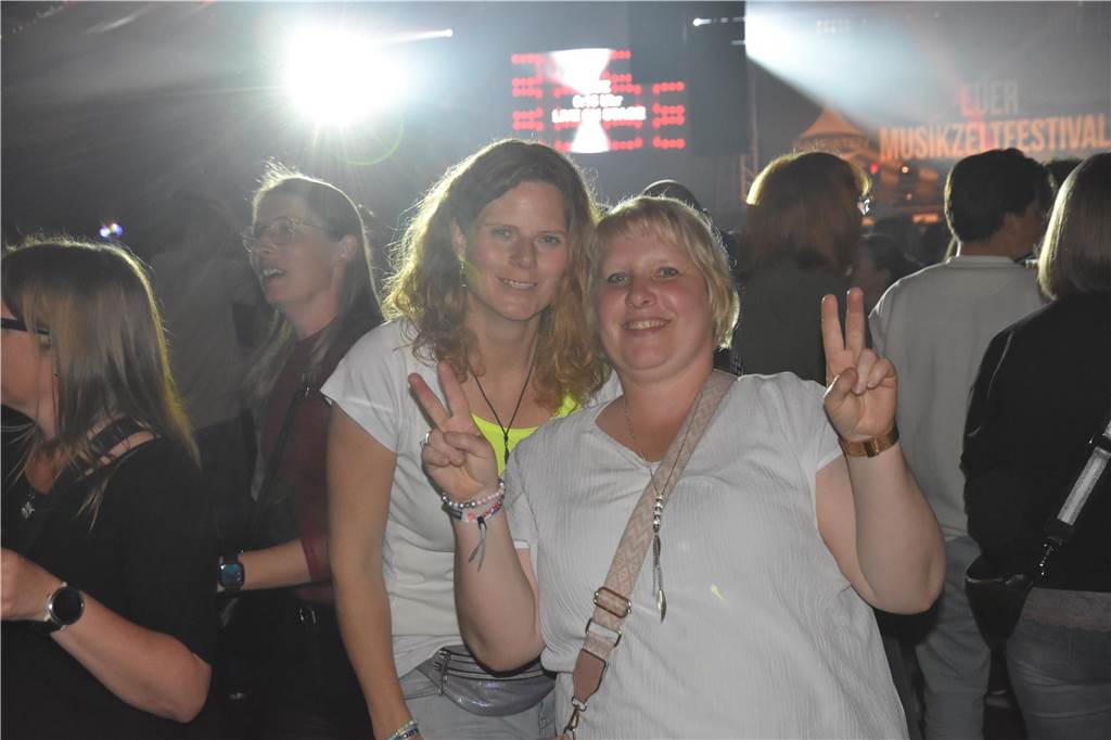Bei der Karpaten Festival Nacht (26.04) zwischen Alstätte und Ottenstein blieb keine Tanzfläche leer. Der Hauptact des Abends, DJ Duo HBZ, brachte die Menge in der Live-Area zum Beben.