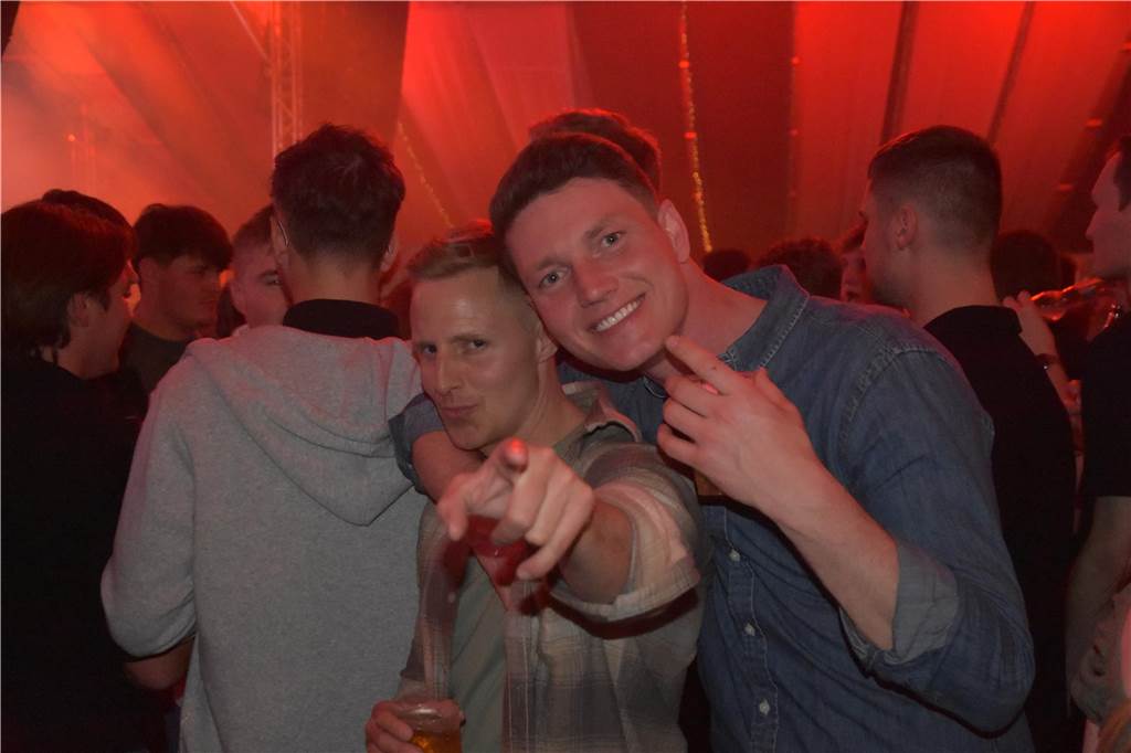 Bei der Karpaten Festival Nacht (26.04) zwischen Alstätte und Ottenstein blieb keine Tanzfläche leer. Der Hauptact des Abends, DJ Duo HBZ, brachte die Menge in der Live-Area zum Beben.