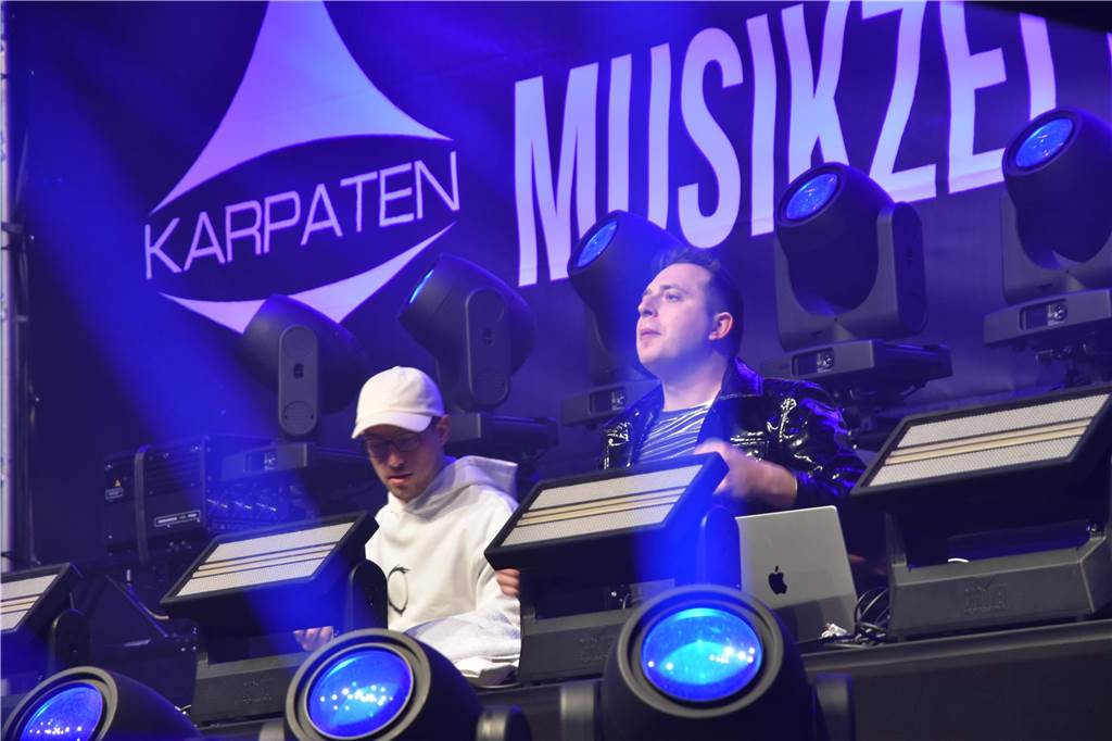 Bei der Karpaten Festival Nacht (26.04) zwischen Alstätte und Ottenstein blieb keine Tanzfläche leer. Der Hauptact des Abends, DJ Duo HBZ, brachte die Menge in der Live-Area zum Beben.