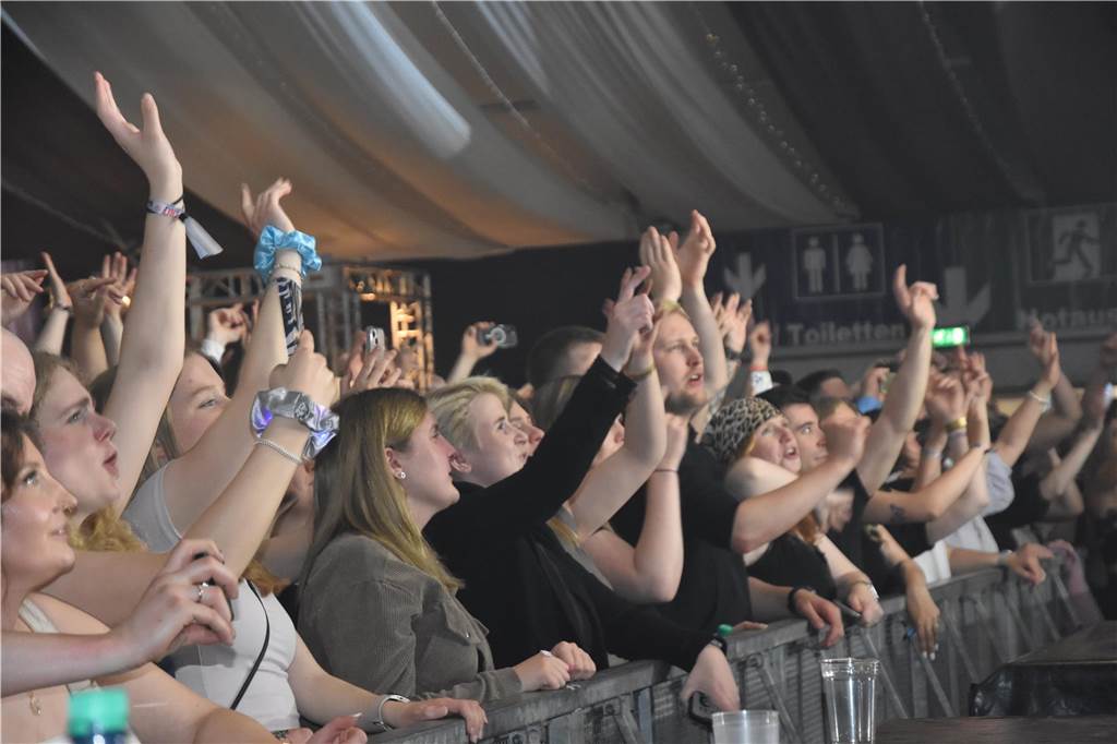 Bei der Karpaten Festival Nacht (26.04) zwischen Alstätte und Ottenstein blieb keine Tanzfläche leer. Der Hauptact des Abends, DJ Duo HBZ, brachte die Menge in der Live-Area zum Beben.