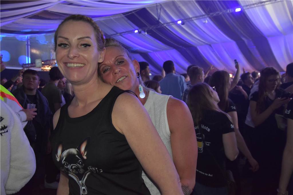 Bei der Karpaten Festival Nacht (26.04) zwischen Alstätte und Ottenstein blieb keine Tanzfläche leer. Der Hauptact des Abends, DJ Duo HBZ, brachte die Menge in der Live-Area zum Beben.