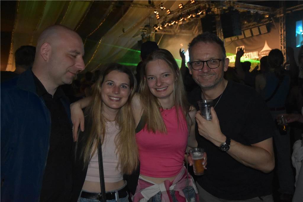 Bei der Karpaten Festival Nacht (26.04) zwischen Alstätte und Ottenstein blieb keine Tanzfläche leer. Der Hauptact des Abends, DJ Duo HBZ, brachte die Menge in der Live-Area zum Beben.