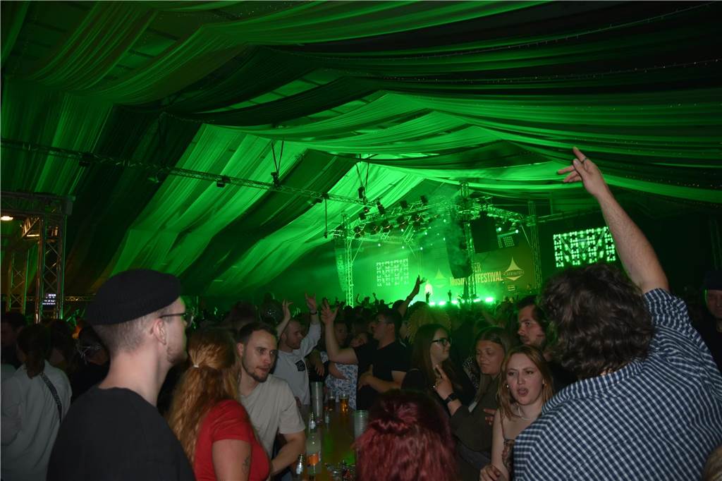 Bei der Karpaten Festival Nacht (26.04) zwischen Alstätte und Ottenstein blieb keine Tanzfläche leer. Der Hauptact des Abends, DJ Duo HBZ, brachte die Menge in der Live-Area zum Beben.