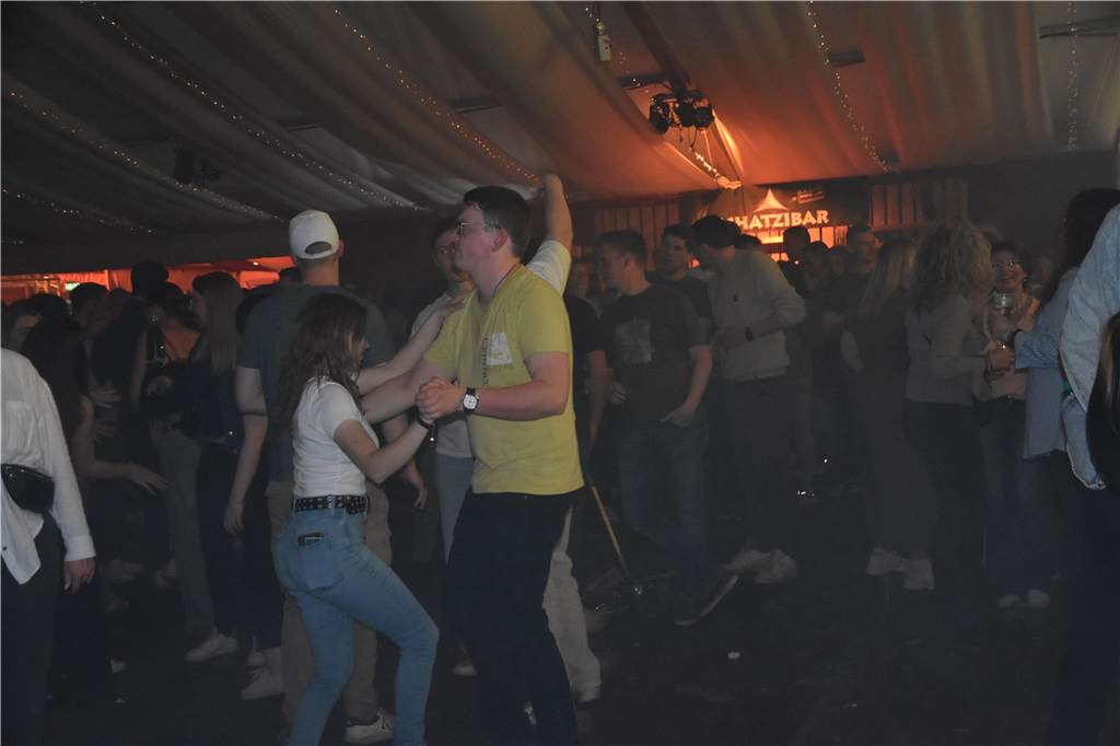 Bei der Karpaten Festival Nacht (26.04) zwischen Alstätte und Ottenstein blieb keine Tanzfläche leer. Der Hauptact des Abends, DJ Duo HBZ, brachte die Menge in der Live-Area zum Beben.