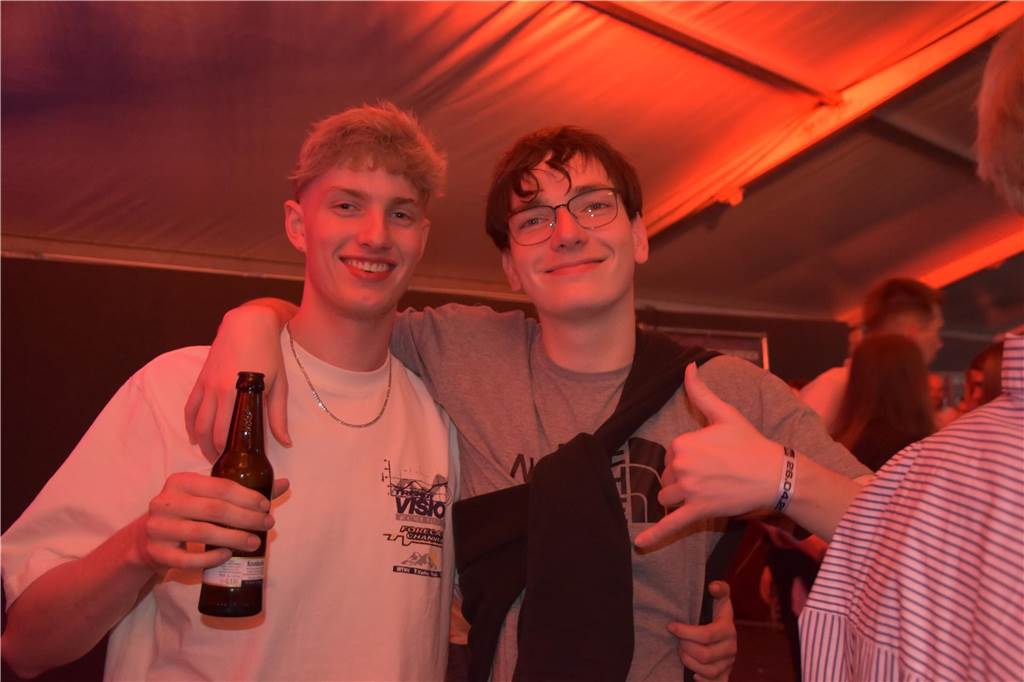 Bei der Karpaten Festival Nacht (26.04) zwischen Alstätte und Ottenstein blieb keine Tanzfläche leer. Der Hauptact des Abends, DJ Duo HBZ, brachte die Menge in der Live-Area zum Beben.