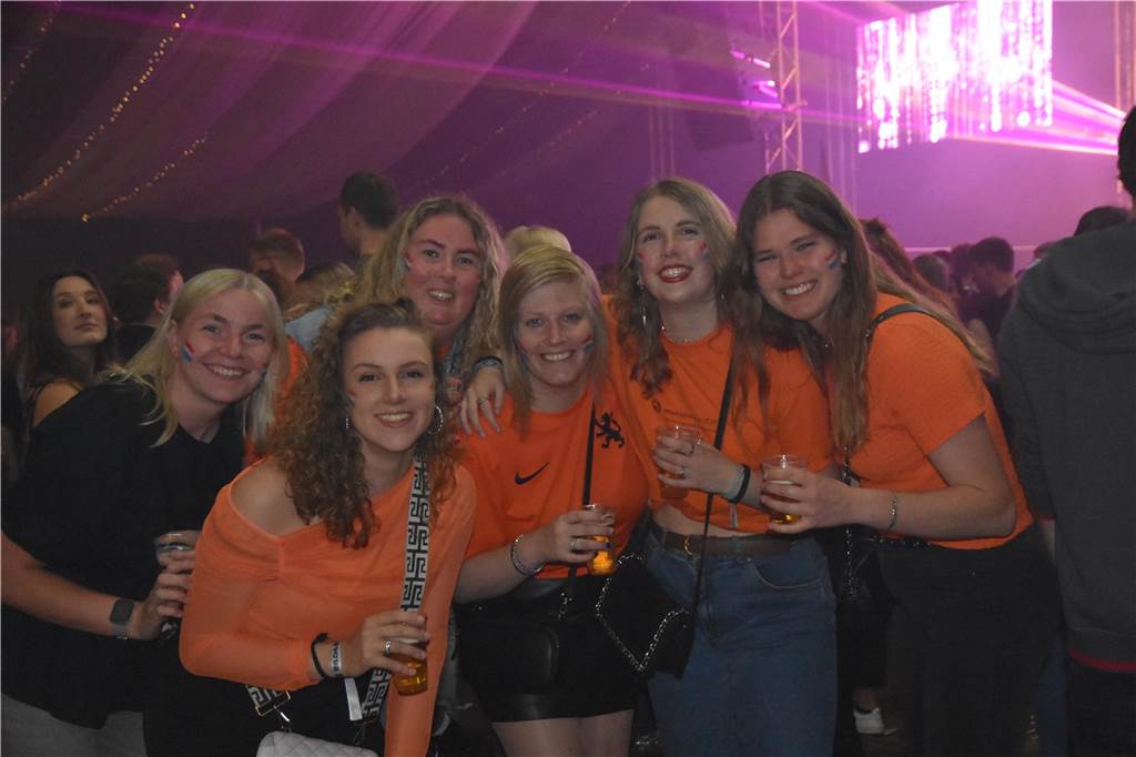 Bei der Karpaten Festival Nacht (26.04) zwischen Alstätte und Ottenstein blieb keine Tanzfläche leer. Der Hauptact des Abends, DJ Duo HBZ, brachte die Menge in der Live-Area zum Beben.