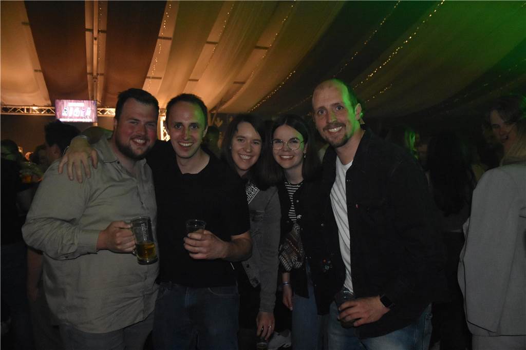 Bei der Karpaten Festival Nacht (26.04) zwischen Alstätte und Ottenstein blieb keine Tanzfläche leer. Der Hauptact des Abends, DJ Duo HBZ, brachte die Menge in der Live-Area zum Beben.