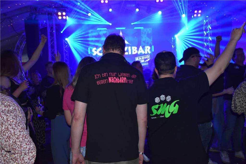 Bei der Karpaten Festival Nacht (26.04) zwischen Alstätte und Ottenstein blieb keine Tanzfläche leer. Der Hauptact des Abends, DJ Duo HBZ, brachte die Menge in der Live-Area zum Beben.
