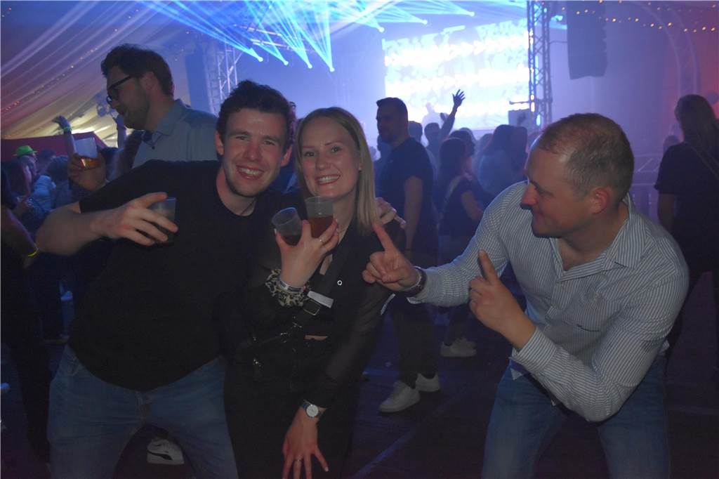Bei der Karpaten Festival Nacht (26.04) zwischen Alstätte und Ottenstein blieb keine Tanzfläche leer. Der Hauptact des Abends, DJ Duo HBZ, brachte die Menge in der Live-Area zum Beben.