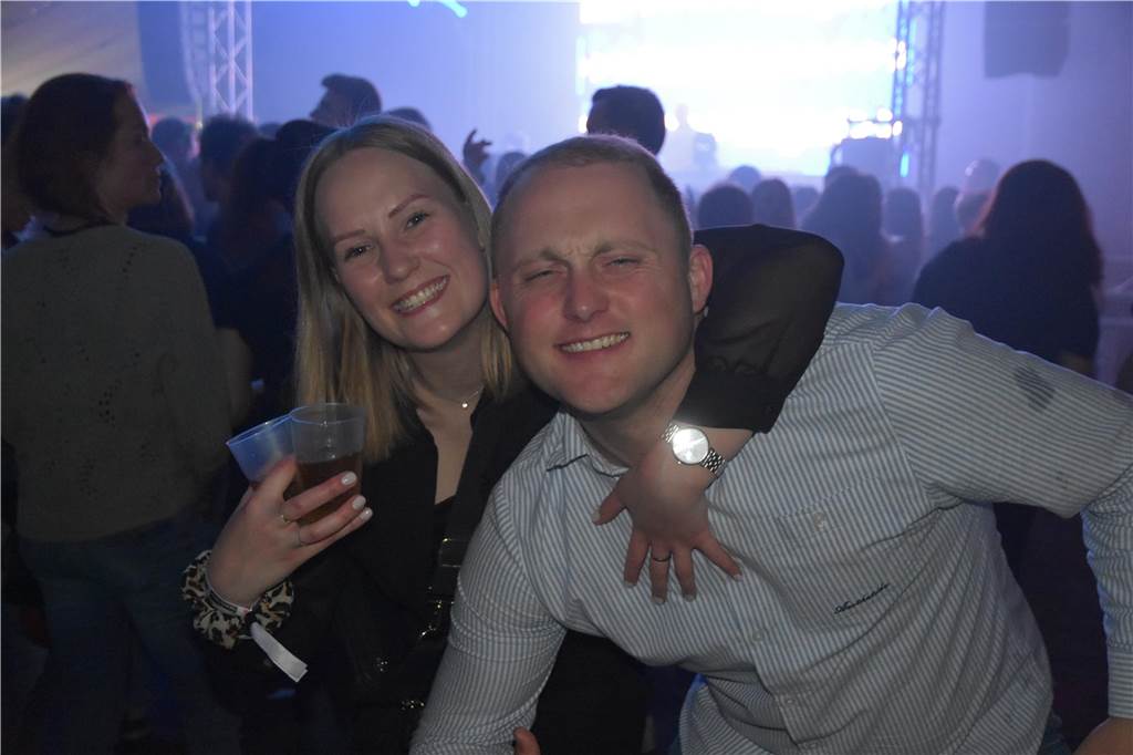 Bei der Karpaten Festival Nacht (26.04) zwischen Alstätte und Ottenstein blieb keine Tanzfläche leer. Der Hauptact des Abends, DJ Duo HBZ, brachte die Menge in der Live-Area zum Beben.