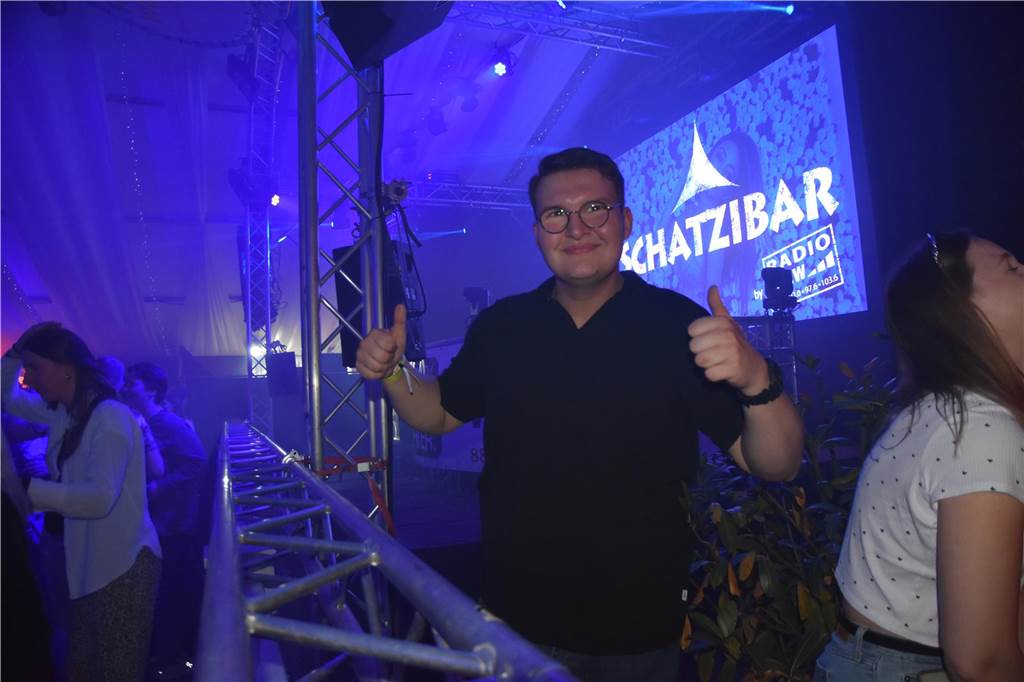 Bei der Karpaten Festival Nacht (26.04) zwischen Alstätte und Ottenstein blieb keine Tanzfläche leer. Der Hauptact des Abends, DJ Duo HBZ, brachte die Menge in der Live-Area zum Beben.