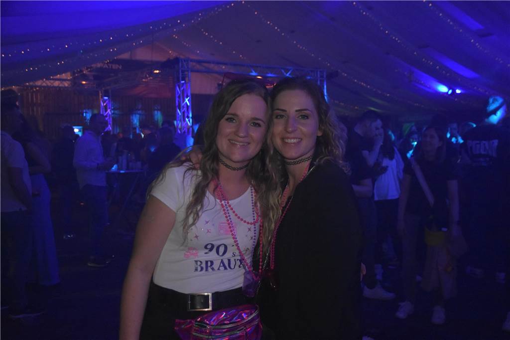 Bei der Karpaten Festival Nacht (26.04) zwischen Alstätte und Ottenstein blieb keine Tanzfläche leer. Der Hauptact des Abends, DJ Duo HBZ, brachte die Menge in der Live-Area zum Beben.