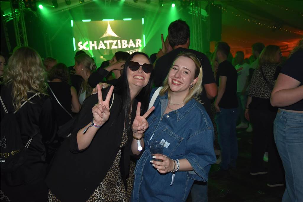 Bei der Karpaten Festival Nacht (26.04) zwischen Alstätte und Ottenstein blieb keine Tanzfläche leer. Der Hauptact des Abends, DJ Duo HBZ, brachte die Menge in der Live-Area zum Beben.