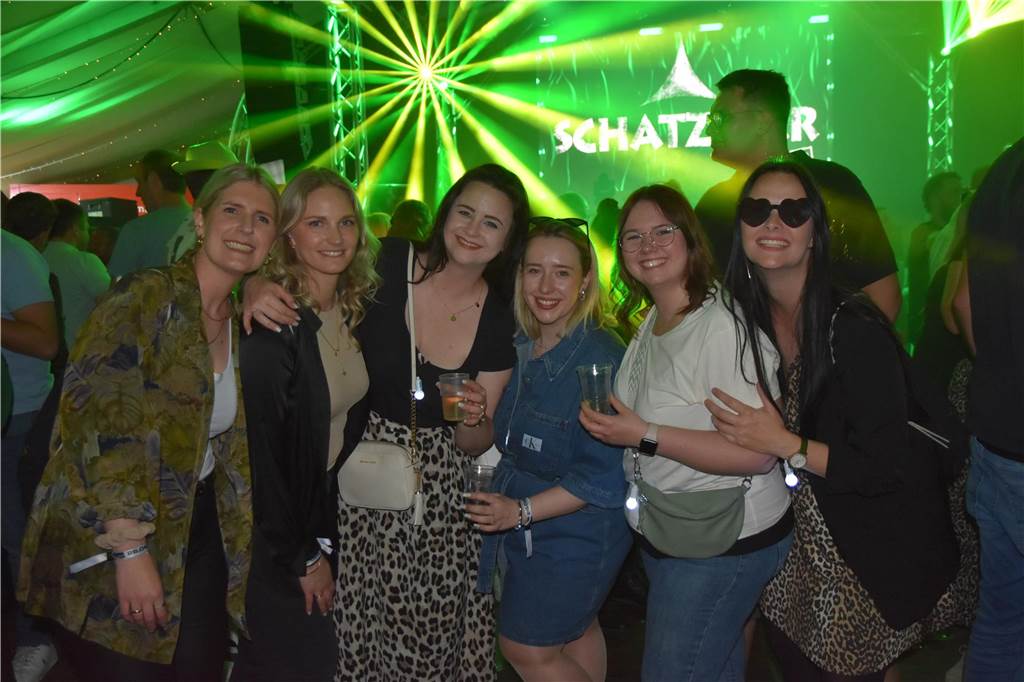 Bei der Karpaten Festival Nacht (26.04) zwischen Alstätte und Ottenstein blieb keine Tanzfläche leer. Der Hauptact des Abends, DJ Duo HBZ, brachte die Menge in der Live-Area zum Beben.