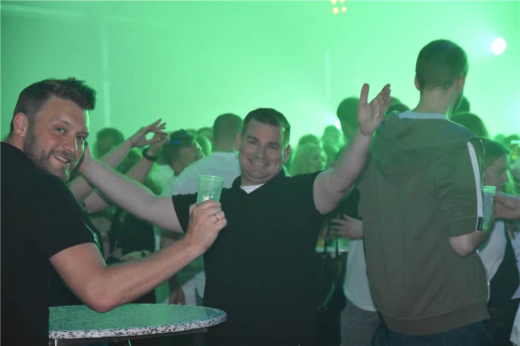 Bei der Karpaten Festival Nacht (26.04) zwischen Alstätte und Ottenstein blieb keine Tanzfläche leer. Der Hauptact des Abends, DJ Duo HBZ, brachte die Menge in der Live-Area zum Beben.