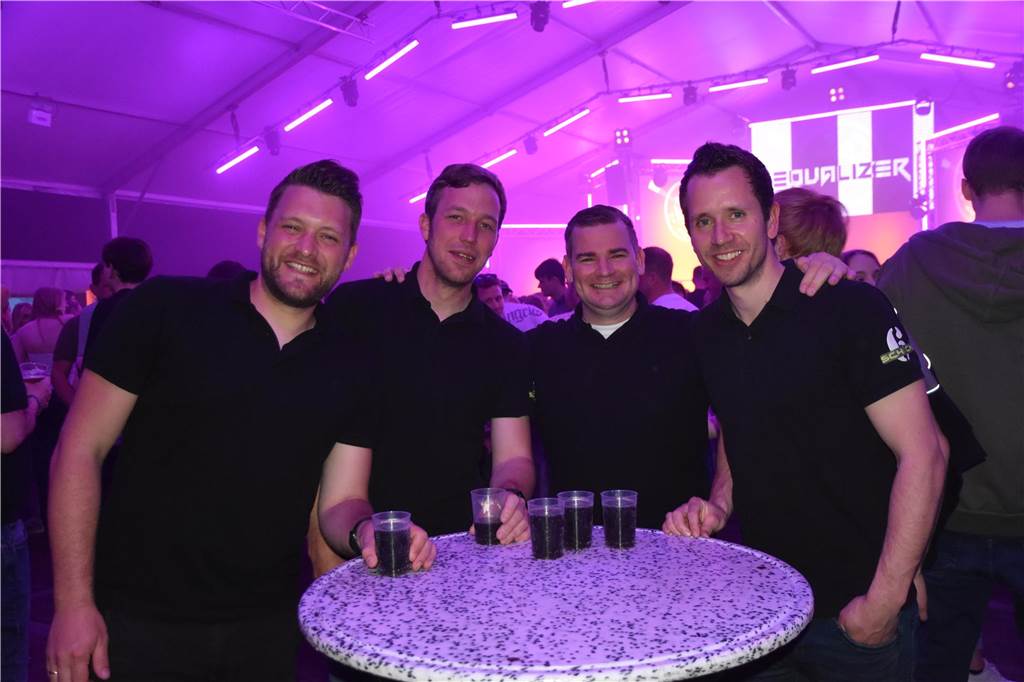 Bei der Karpaten Festival Nacht (26.04) zwischen Alstätte und Ottenstein blieb keine Tanzfläche leer. Der Hauptact des Abends, DJ Duo HBZ, brachte die Menge in der Live-Area zum Beben.