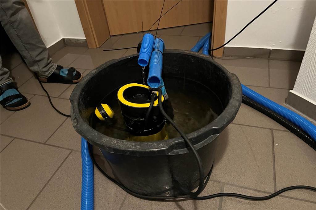 Bei der komplizierten Pumpenkonstruktion, die Rainer Schmitz-Groger gebaut hat, kommt auch ein Speisfass zum Einsatz